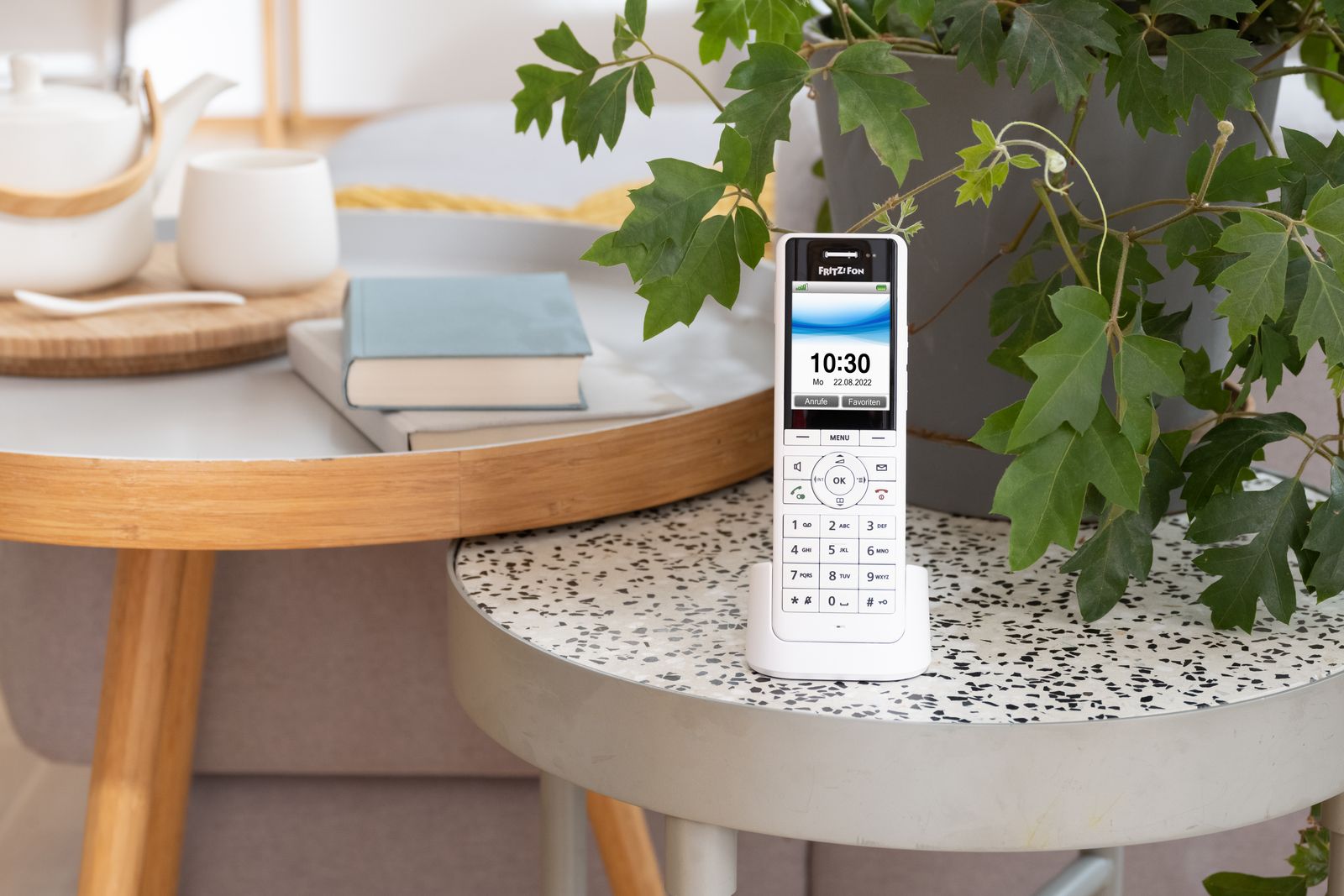 AVM FRITZ!Fon X6 DECT-Telefon, Anrufbeantworter, Anrufer-Identifikation, 2,4" Farbdisplay, Li-Ion Akku, Weiß