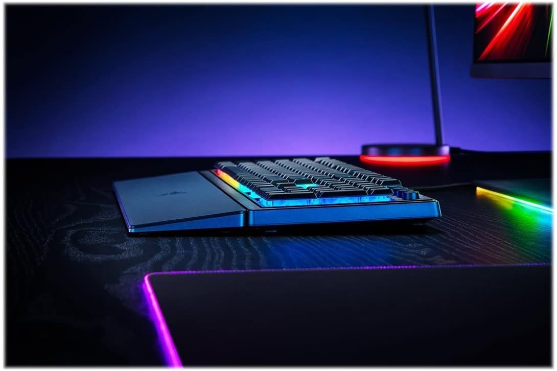Razer Ornata V3 Low Profile Gaming Keyboard (Hybrid Switch mit Mecha-Membran, UV-beschichtete Tasten, weichmagnetische Handballenauflage, RGB Chrom) Schwarz - (ESP Layout - QWERTY)