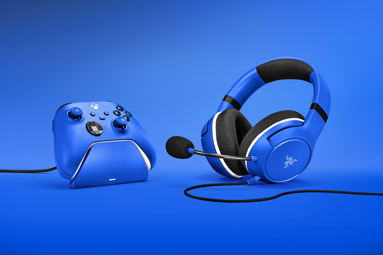 Razer RZ82-03970100-B3M1 Headset Bundle, Kabelgebunden 3,5 mm, Boom-Mikrofon, Ohrumschließend, 32 Ohm, Gaming, Shock Blue, mit USB-C-Ladestation