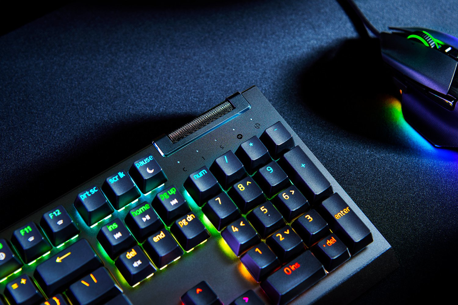 Razer BlackWidow V4 X - Mechanische Gaming-Tastatur (gelber Schalter) - (ITA Layout - QWERTY)