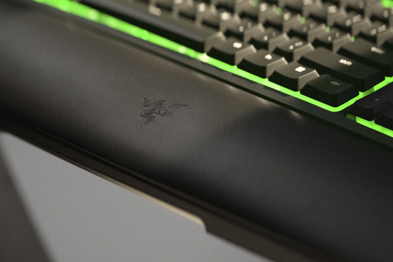 Razer Ornata V2 Gaming Keyboard Mecha-Membrane Switches Chroma RGB RU-Layout