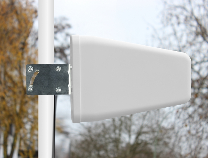 DeLOCK DeLOCK.12001 LTE Antenne SMA Stecker, 7–9 dBi direktional, RG-58 Anschlusskabel 5 m, weiß, Outdoor