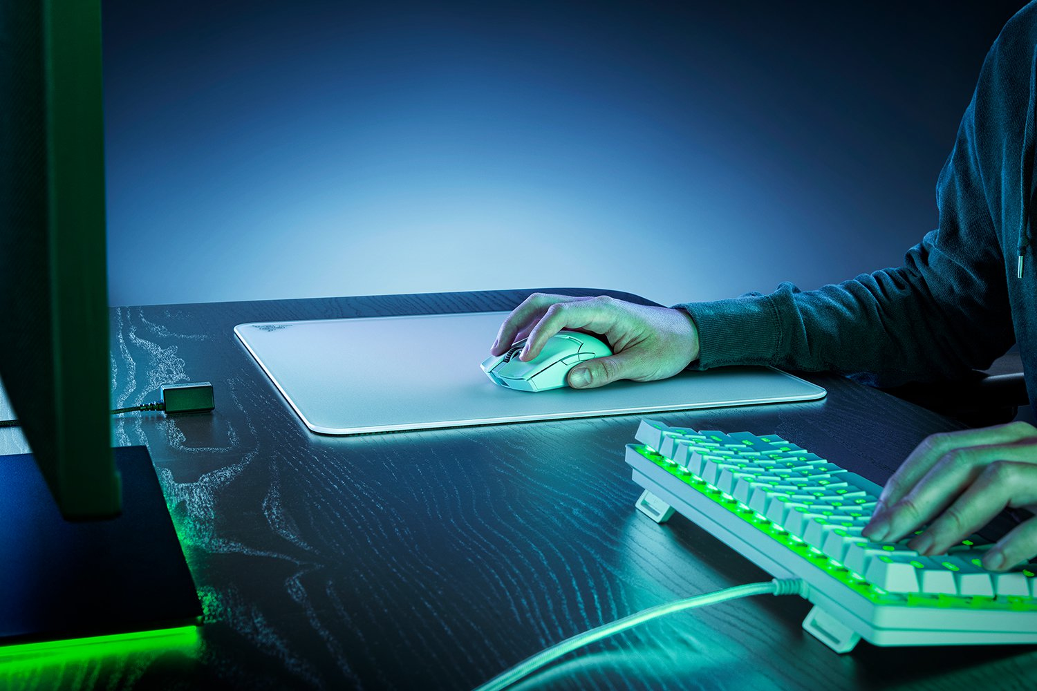 Razer Atlas - Glasmausmatte (Premium gehärtetes Glas, Ultra-Glatte Oberfläche, Mikrogeätzte Oberfläche, Schmutz- und kratzabweisend, Leisere Mausbewegungen, rutschfeste Gummibasis) Weiß