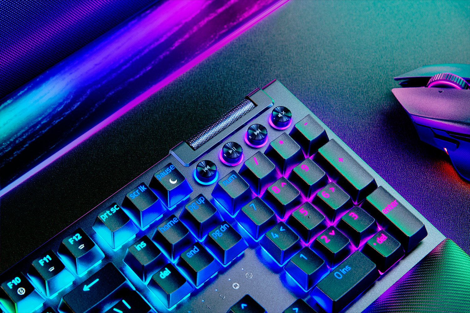 Razer BlackWidow V4 Pro Gaming Keyboard 8 Macro Keys Media Buttons Command Dial Green Switches Chroma RGB DE-Layout