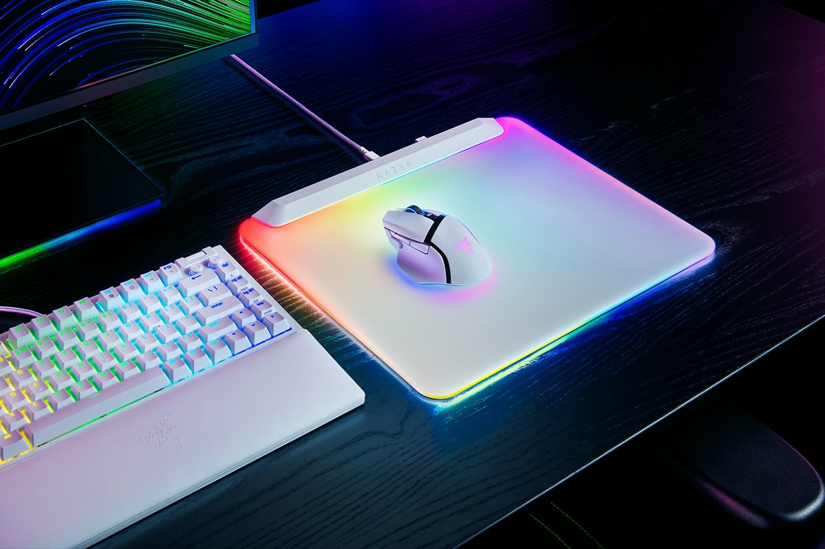 Razer Firefly V2 Pro - RGB-hintergrundbeleuchtete Gaming-Mausmatte - integrierter USB-Anschluss (15-Zonen-LED-Beleuchtung, mikrogeätzte Oberfläche für optimales Tracking, USB-C Kabel) Weiß
