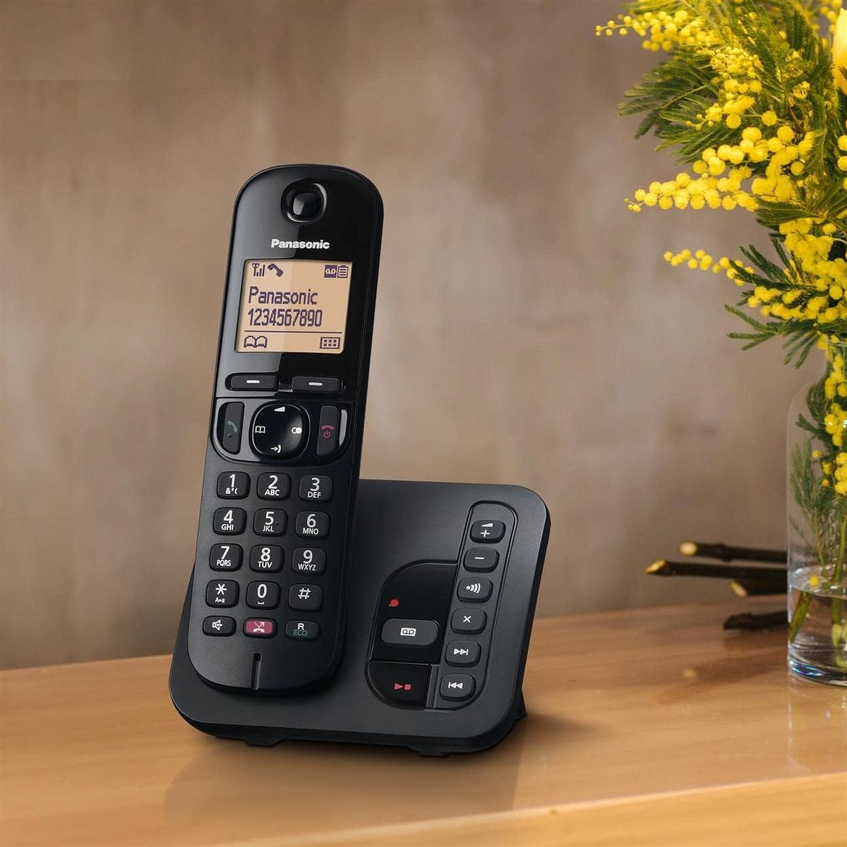 Panasonic KX-TGC263E Digitale Schnurlostelefone: 18-Minuten-Antwortmaschine, dedizierter Anrufblock-Button, ein leicht ablesbares Dot-Matrix-Display und eine Freisprecheinrichtung