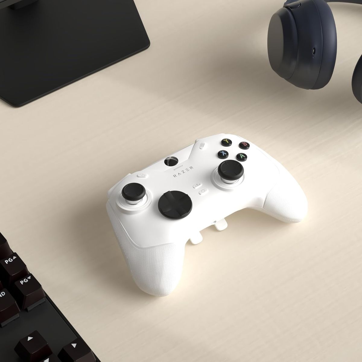 Razer Wolverine V2 Chroma Wired Gaming Pro Controller für Xbox Series X|S, Xbox One, PC: RGB-Beleuchtung - Remappable Buttons & Trigger - Mecha-Taktile Buttons & D-Pad - Trigger Stop-Switches - Weiß