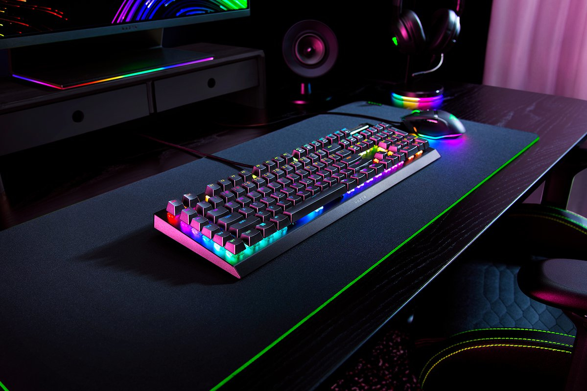 Razer BlackWidow V4 X Tastatur Gaming USB QWERTY Nordisch Schwarz - (NORDIC Layout - QWERTY)