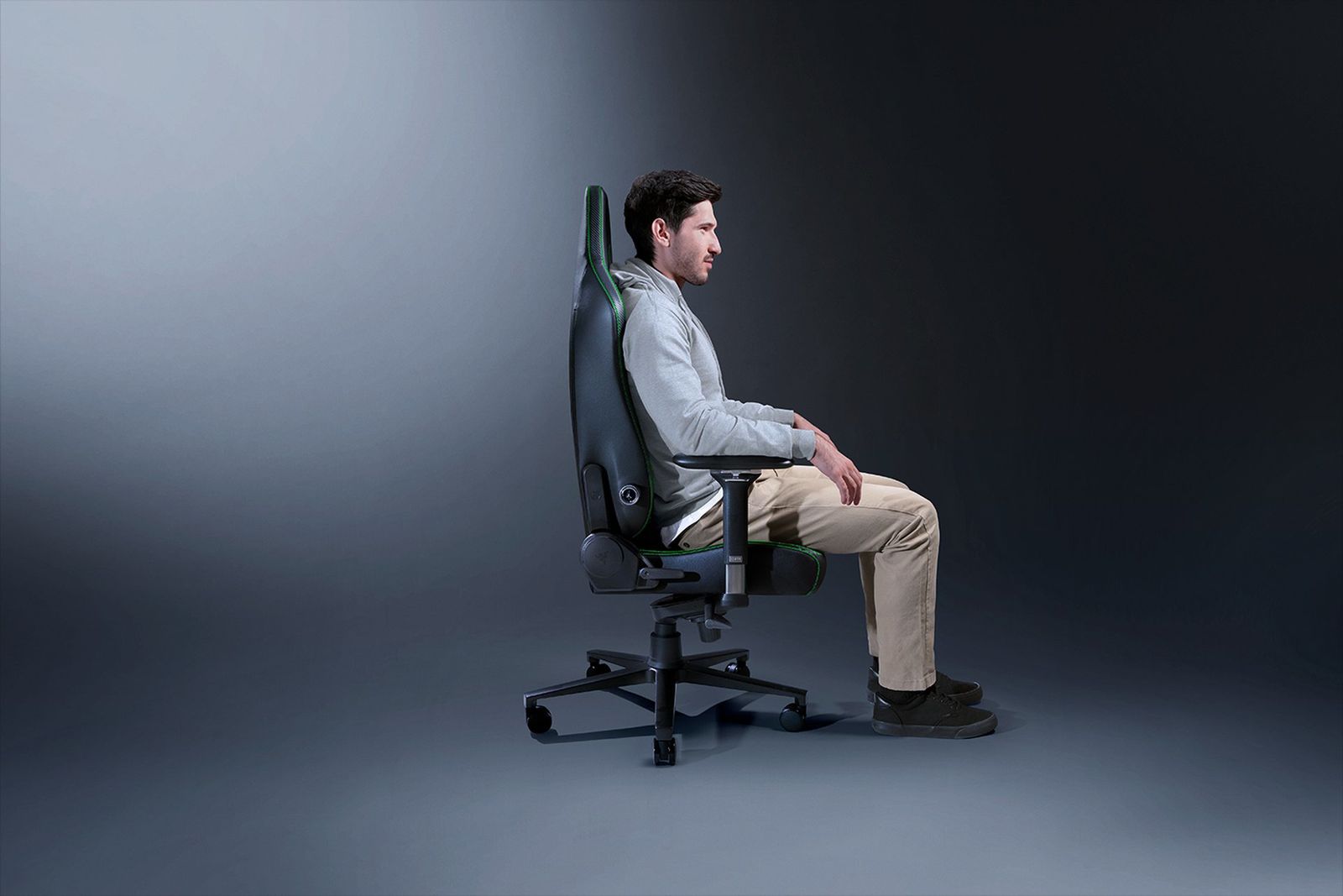 Razer Iskur V2 - Gaming-Stuhl mit adaptiver Lordosenstütze (Polster aus hoch verdichtetem Schaumstoff, integrierter Lendenwirbelstütze, 4-D-Armlehnen, robuster Stoff) Grau