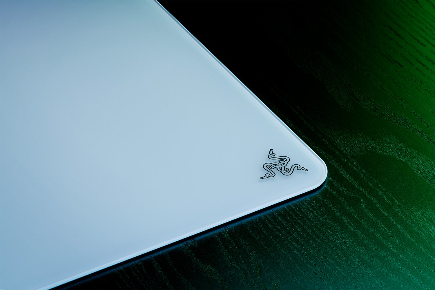 Razer Atlas - Glasmausmatte (Premium gehärtetes Glas, Ultra-Glatte Oberfläche, Mikrogeätzte Oberfläche, Schmutz- und kratzabweisend, Leisere Mausbewegungen, rutschfeste Gummibasis) Weiß