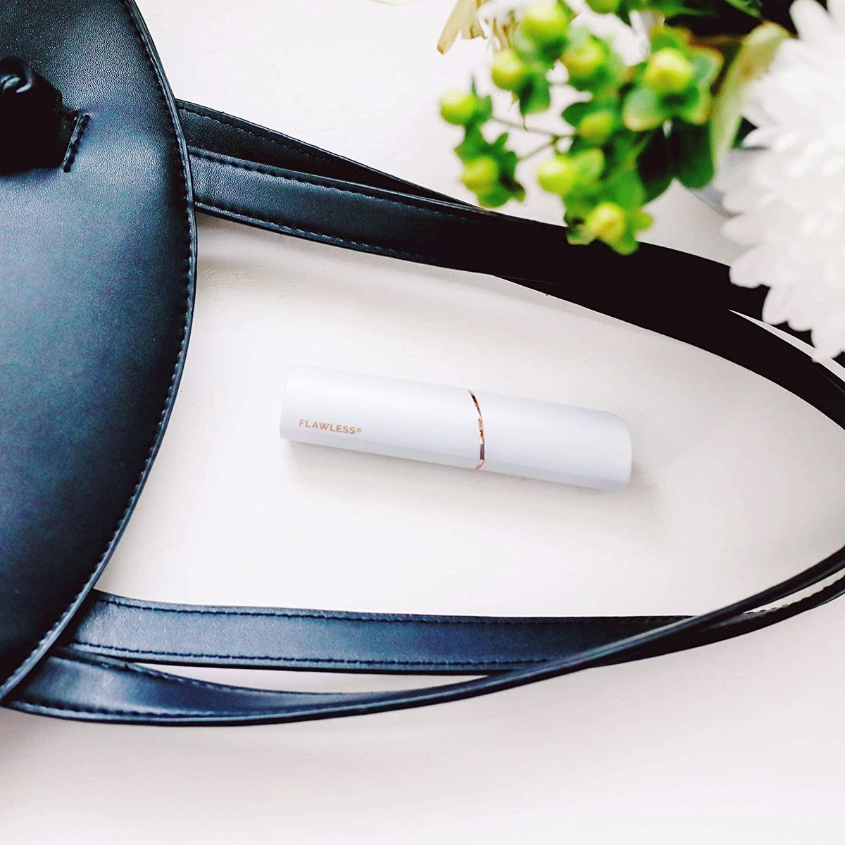 Finishing Touch Flawless Gesichtshaarentferner der neuen Generation. Schmerzfreie Haarentfernung für empfindliche Haut hypoallergen 18-karätigen vergoldeten Scherkopf inkl. Batterie