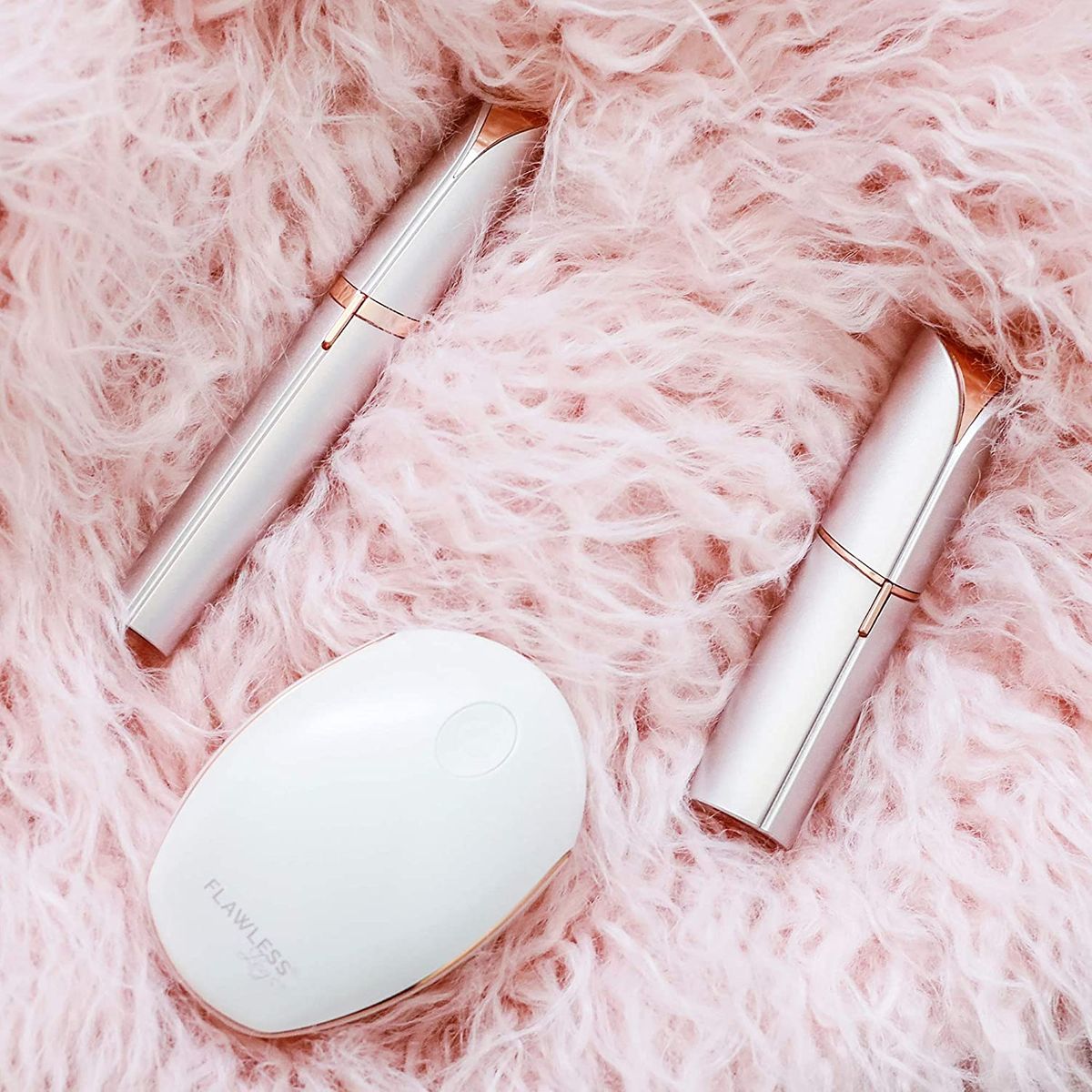 Finishing Touch Flawless Gesichtshaarentferner der neuen Generation. Schmerzfreie Haarentfernung für empfindliche Haut hypoallergen 18-karätigen vergoldeten Scherkopf inkl. Batterie